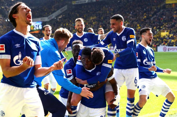 Dính trọn vật thể lạ, 'thần đồng' nước Anh đổ gục xuống sân - Bóng Đá