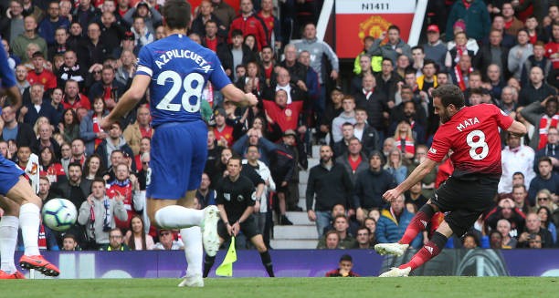 Vào sân không lâu, Rojo đã khiến CĐV Man Utd thót tim vì khoảnh khắc này - Bóng Đá