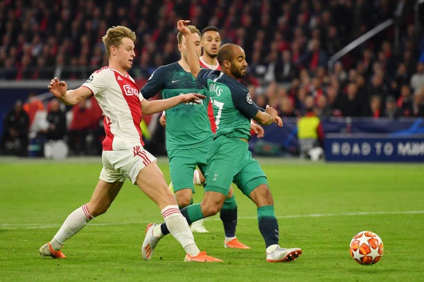 Trong lúc đồng đội ăn mừng, có một ngôi sao Tottenham không tham gia - Bóng Đá