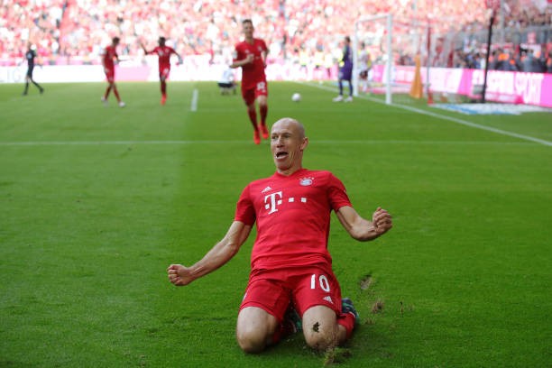 Nhận thẻ vàng sau khi ghi bàn, Ribery hành động 'sốc' với trọng tài - Bóng Đá