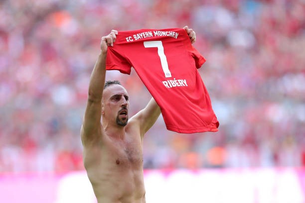 Nhận thẻ vàng sau khi ghi bàn, Ribery hành động 'sốc' với trọng tài - Bóng Đá