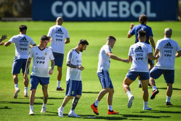 Lần đầu xuất hiện sau thất bại, đây là thái độ 'kỳ lạ' của Messi - Bóng Đá