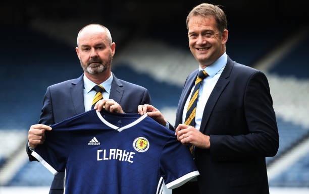 Huyền thoại Chelsea ngồi vào ghế nóng, Andrew Robertson đã thấy mặt trời (Steve Clarke) - Bóng Đá