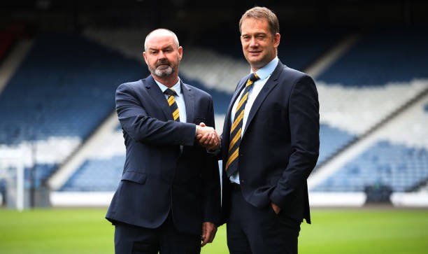 Huyền thoại Chelsea ngồi vào ghế nóng, Andrew Robertson đã thấy mặt trời (Steve Clarke) - Bóng Đá