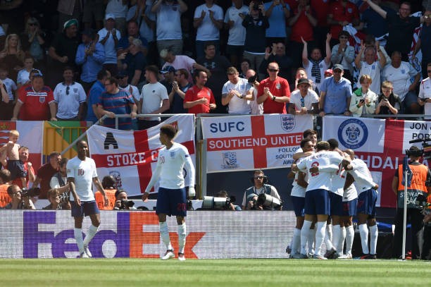 Cởi găng đá 'pen, Pickford mang về huy chương cho Tam sư - Bóng Đá