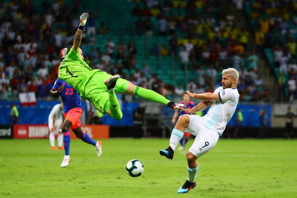 Tấn công nhiều không ghi bàn, Argentina gục ngã cay đắng ngày ra quân - Bóng Đá