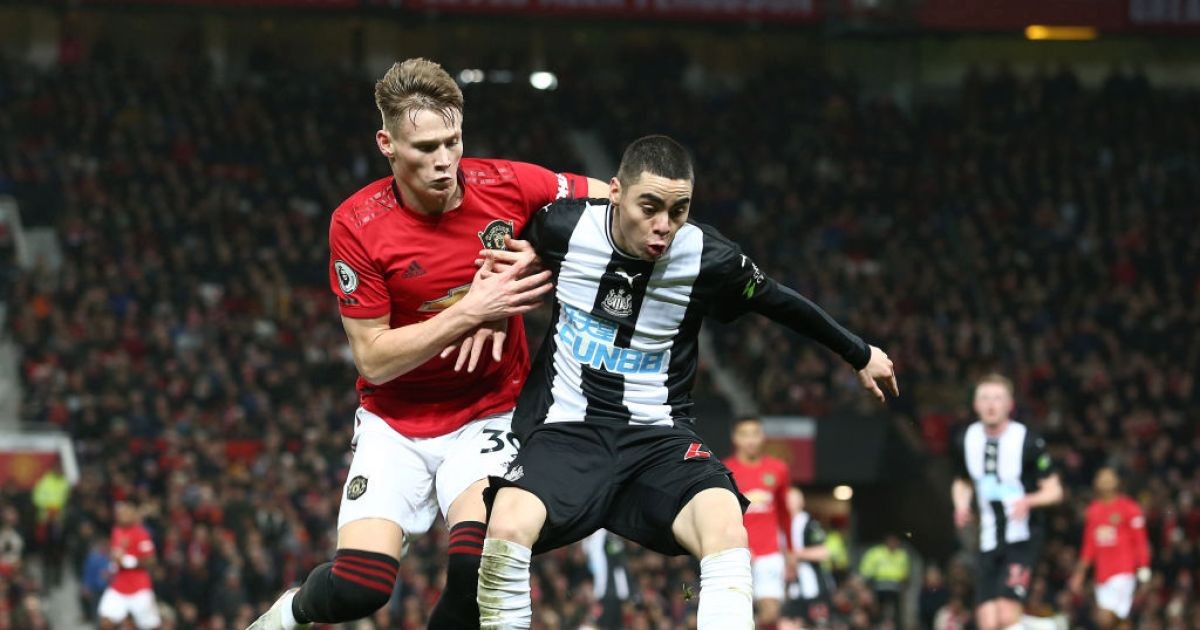 Manchester United midfielder Scott McTominay pictured on crutches after injury - Bóng Đá