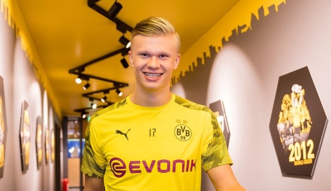 Here's Haaland! Borussia Dortmund's £17m new boy checks in for his first day at his new club and tells the cameras 'I'm happy!' - Bóng Đá