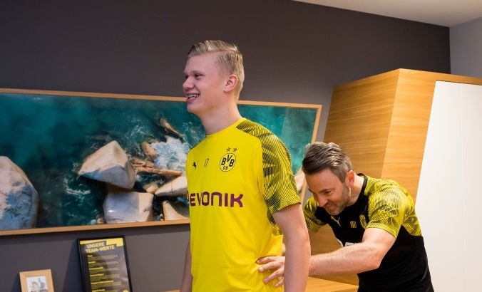 Here's Haaland! Borussia Dortmund's £17m new boy checks in for his first day at his new club and tells the cameras 'I'm happy!' - Bóng Đá
