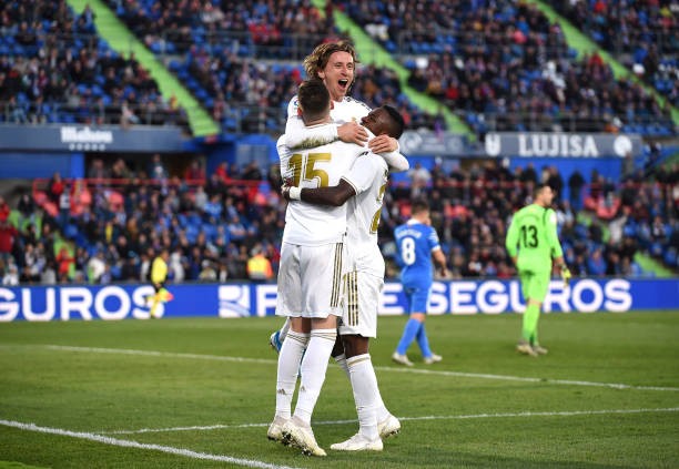 Varane tỏa sáng, Real Madrid chia sẻ ngôi đầu với Barca - Bóng Đá