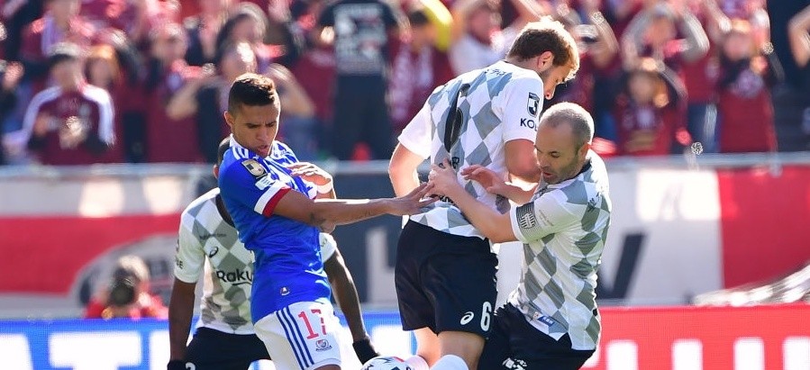 Quá điên rồ! Iniesta đoạt Siêu cúp trong trận cầu có 9 quả 11m hỏng ăn - Bóng Đá
