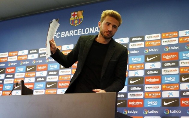 Xúc động giây phút đứa con La Masia rời Barca - Bóng Đá