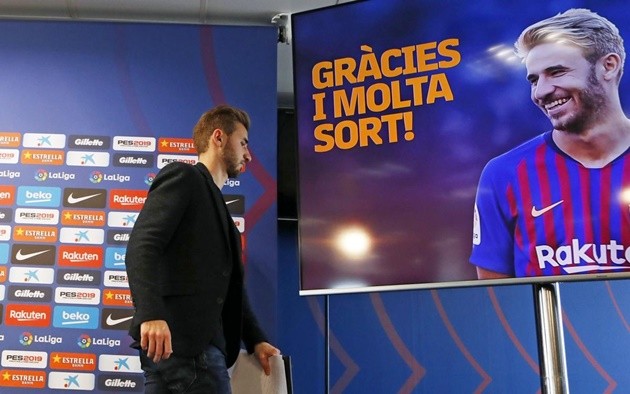 Xúc động giây phút đứa con La Masia rời Barca - Bóng Đá