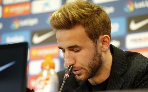 Xúc động giây phút đứa con La Masia rời Barca - Bóng Đá