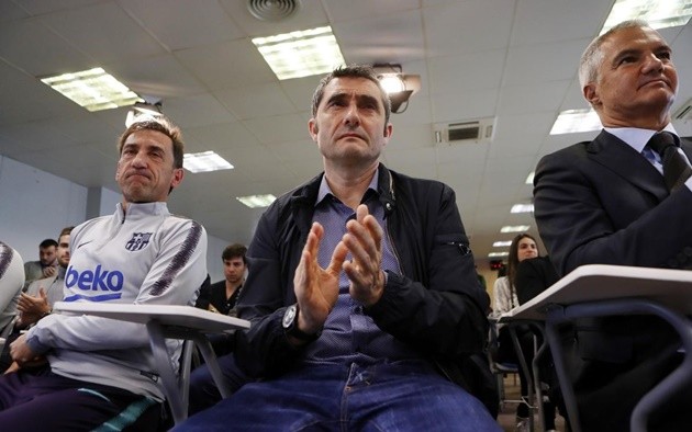 Xúc động giây phút đứa con La Masia rời Barca - Bóng Đá