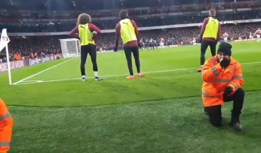 Guendouzi Iwobi cúi người để CĐV Arsenal xem đá pen - Bóng Đá
