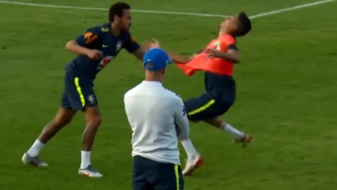 Bị xâu kim, Neymar kéo ngã Weverton trong buổi tập Brazil - Bóng Đá