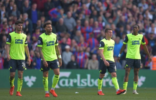 CĐV Huddersfield vỗ tay động viên khi đội nhà xuống hạng - Bóng Đá