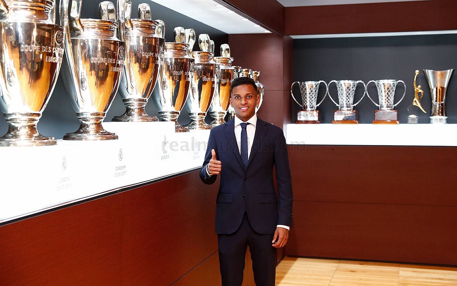 Thêm tân binh chính thức ra mắt Real Madrid - Bóng Đá