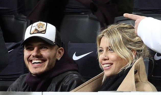 Unsettled Mauro Icardi and his wife and agent Wanda all smiles as they watch dramatic victory at San Siro - Bóng Đá