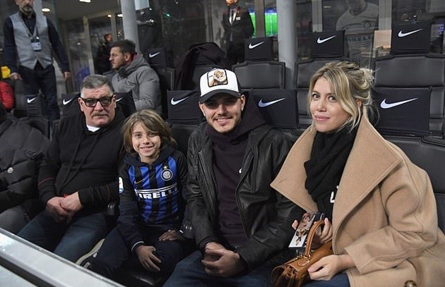 Unsettled Mauro Icardi and his wife and agent Wanda all smiles as they watch dramatic victory at San Siro - Bóng Đá