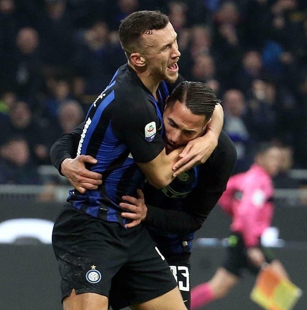 Unsettled Mauro Icardi and his wife and agent Wanda all smiles as they watch dramatic victory at San Siro - Bóng Đá