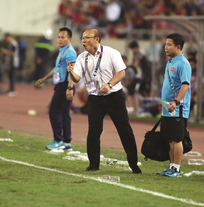 King’s Cup: “Người đóng thế” Sirisak đấu mưu trí cùng “phù thủy” Park Hang-seo - Bóng Đá