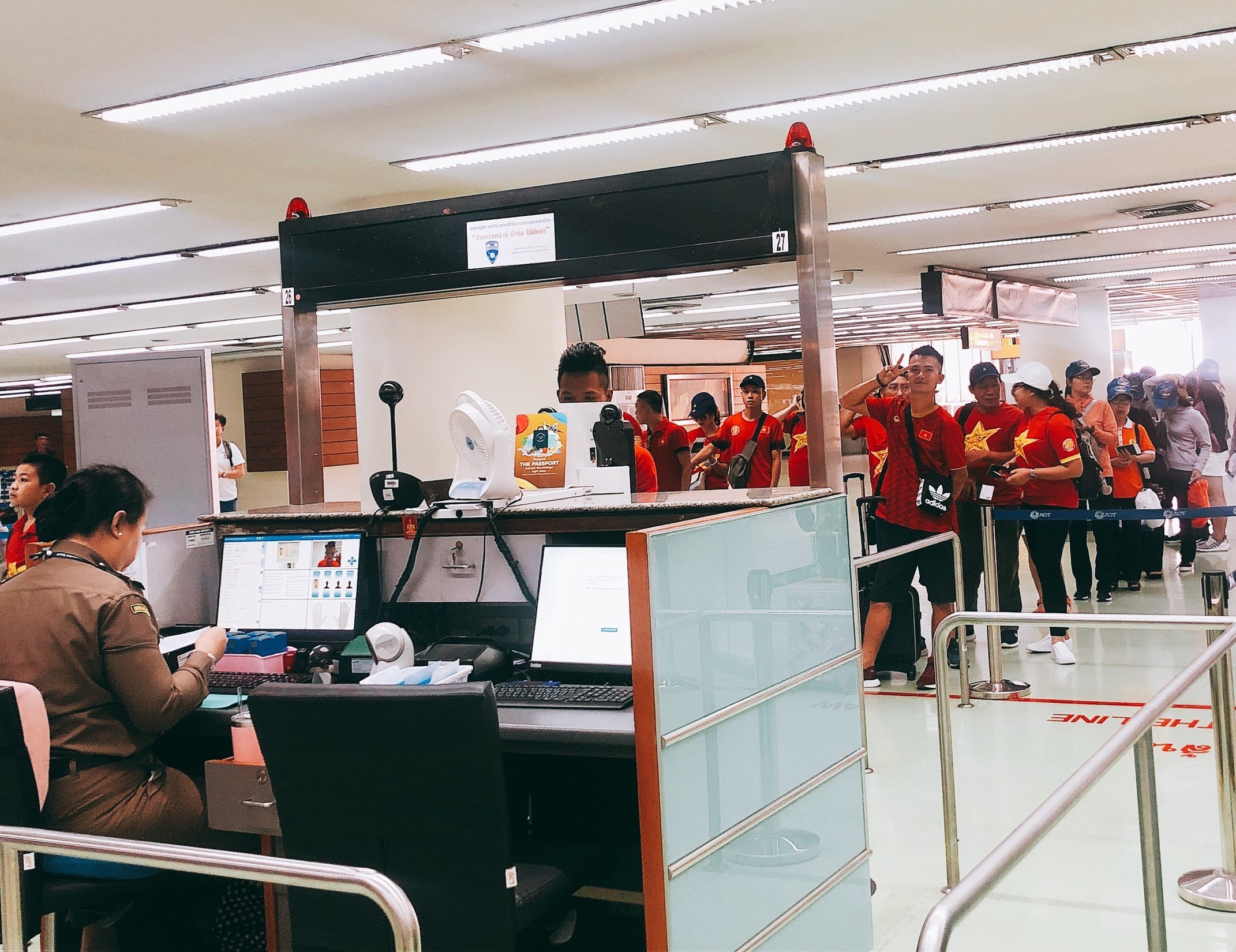 CĐV Việt Nam sẽ nhuộm đỏ Chang Arena “tiếp lửa” thầy trò Park Hang-seo đấu Thái Lan - Bóng Đá