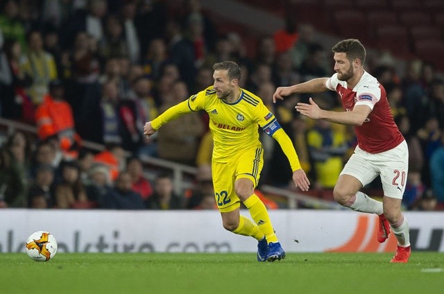  Cổ động viên Arsenal tung hô người hùng của đội bóng - Bóng Đá