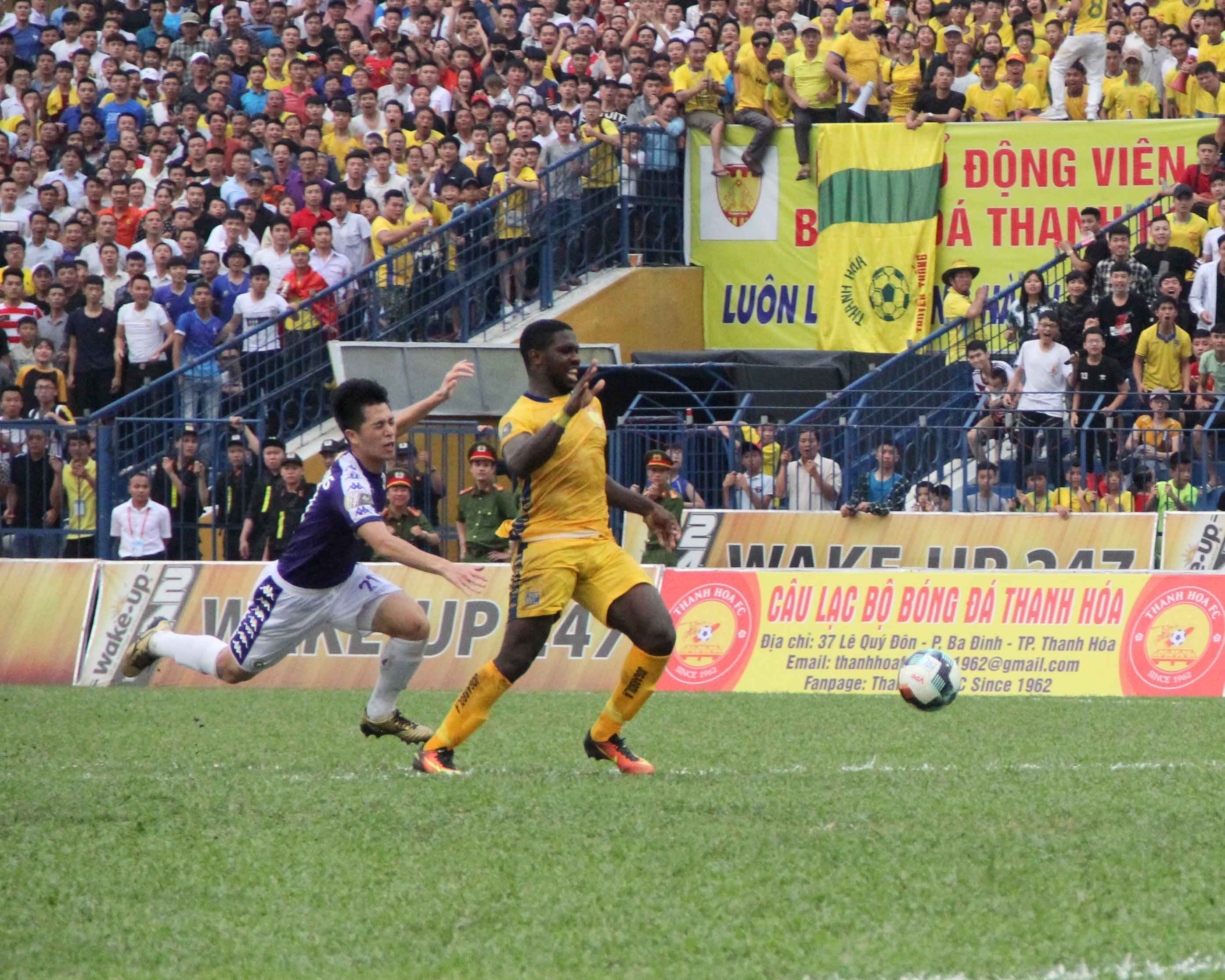 Đình Trọng nhận thẻ đỏ, Hà Nội thua tan nát ở xứ Thanh - Bóng Đá