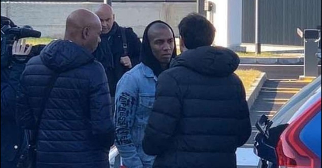 LAshley Young is in milan - Bóng Đá