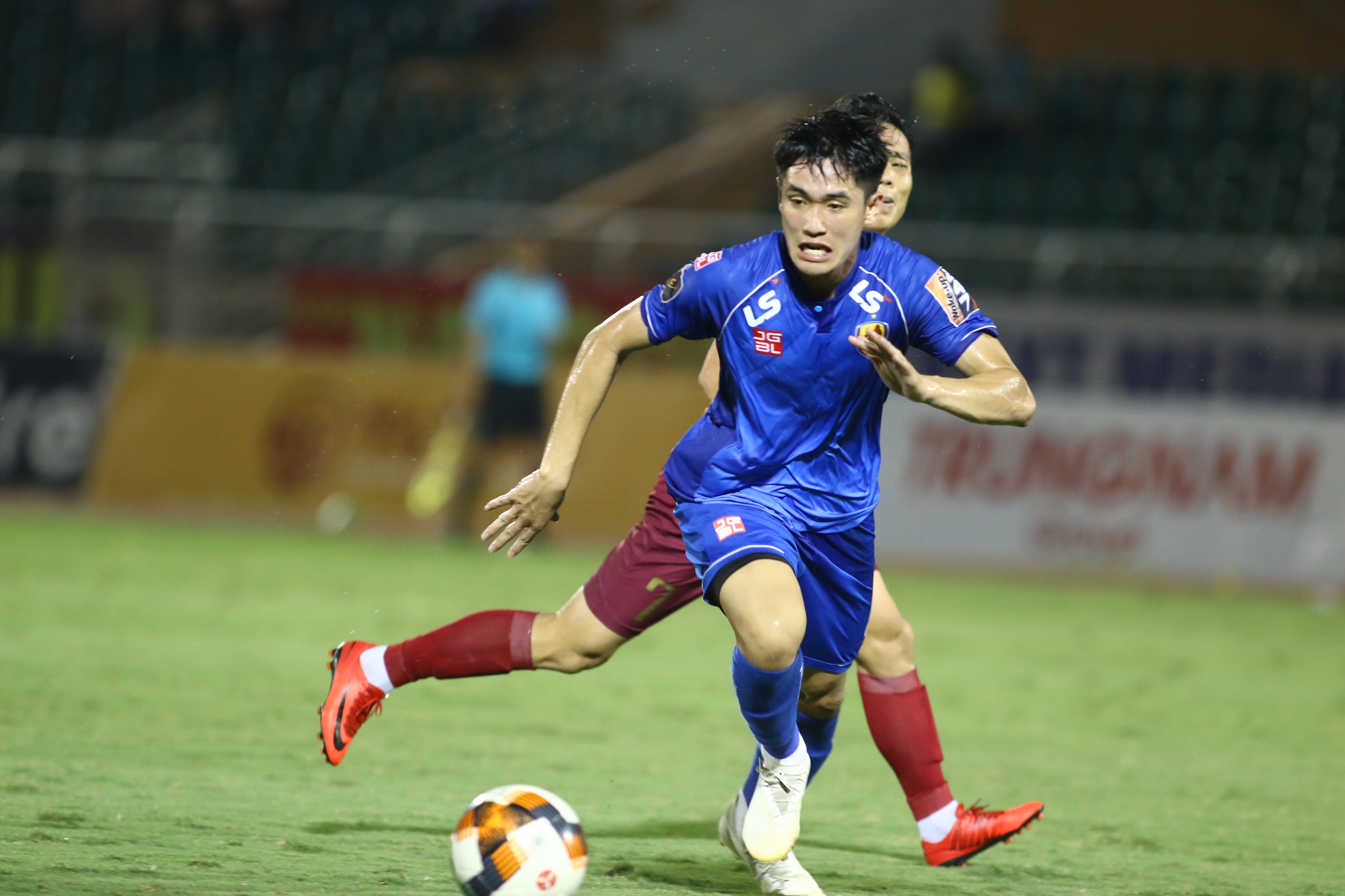 Thanh Trung đá hỏng 11m, Quảng Nam hòa hú vía trên sân Thống Nhất - Bóng Đá