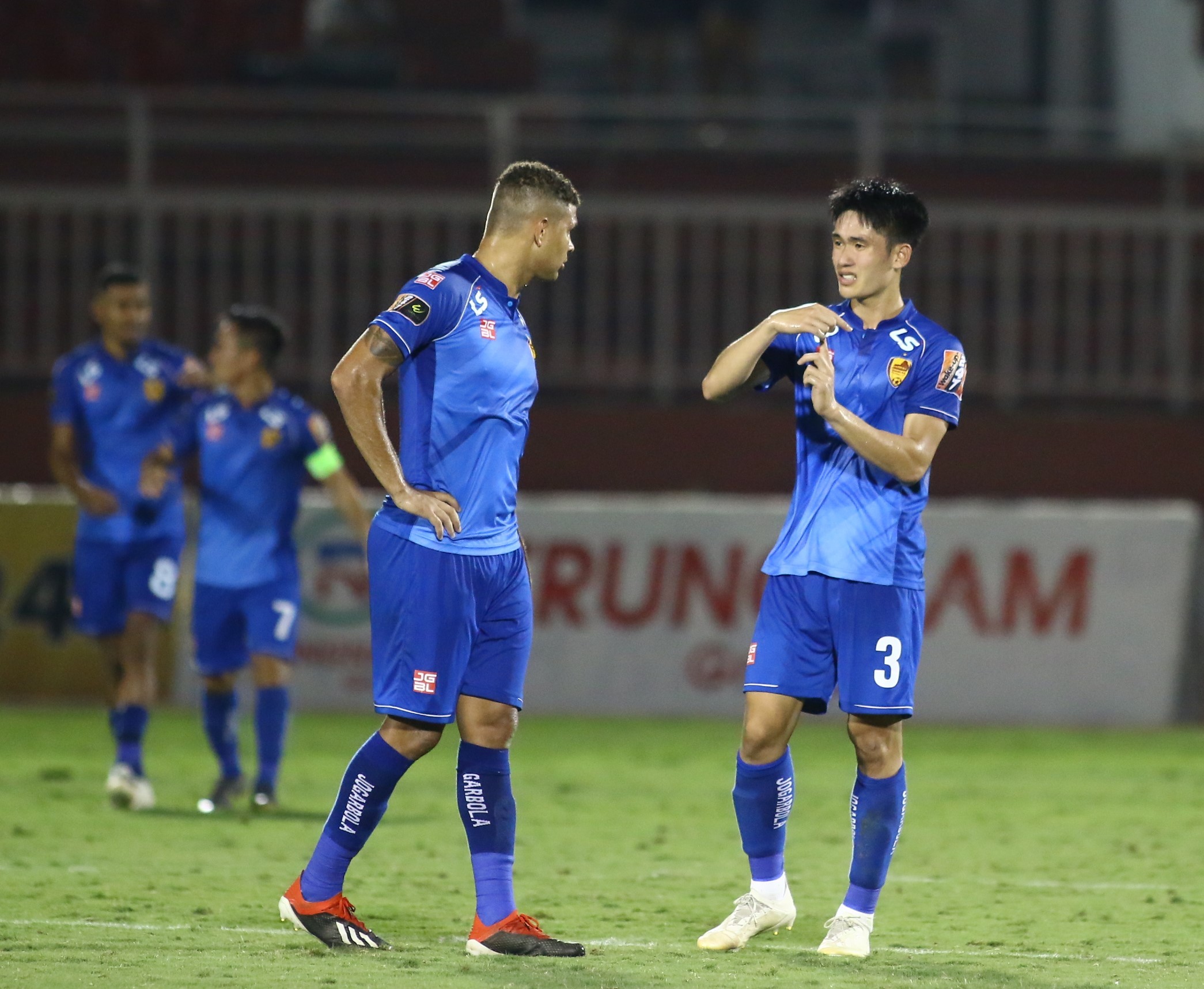 Thanh Trung đá hỏng 11m, Quảng Nam hòa hú vía trên sân Thống Nhất - Bóng Đá