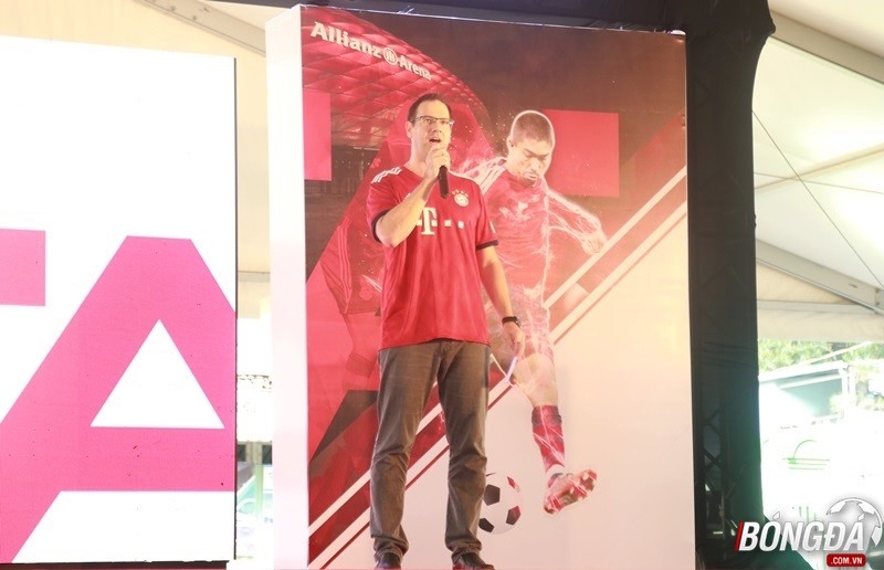 Đến Việt Nam, huyền thoại Bayern và Anh Đức khiến NHM 