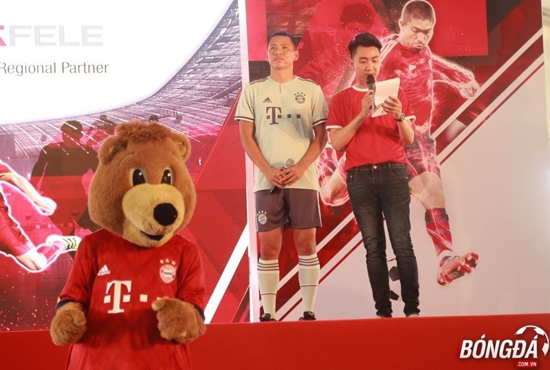 Đến Việt Nam, huyền thoại Bayern và Anh Đức khiến NHM 