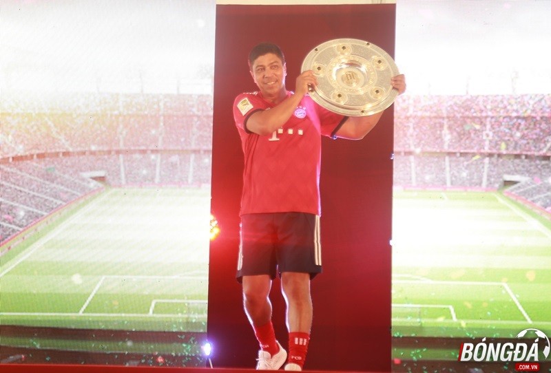 Đến Việt Nam, huyền thoại Bayern và Anh Đức khiến NHM 