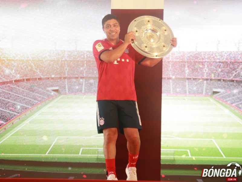 Đến Việt Nam, huyền thoại Bayern và Anh Đức khiến NHM 