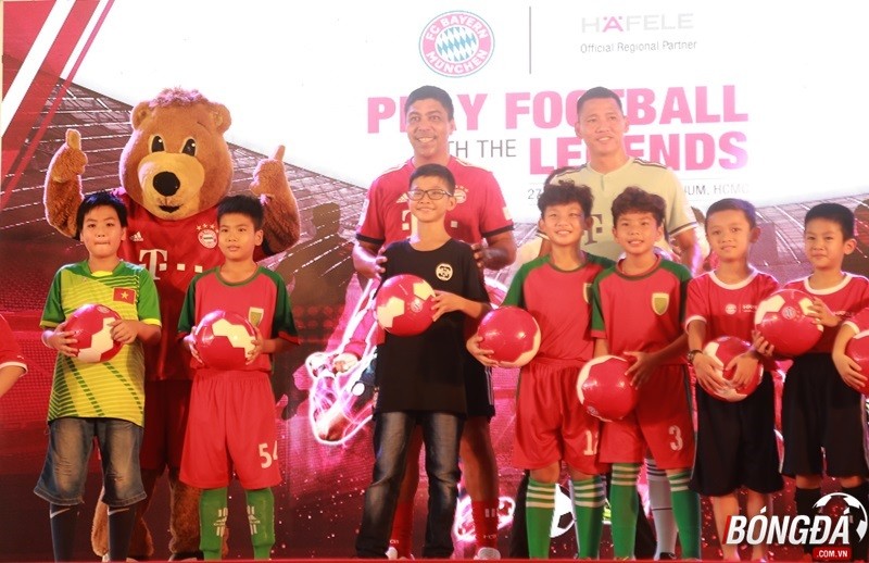 Đến Việt Nam, huyền thoại Bayern và Anh Đức khiến NHM 