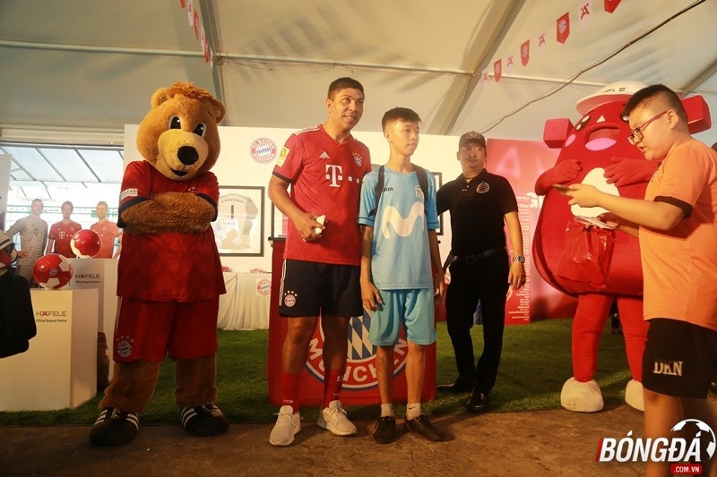 Xuất hiện ở TPHCM, cựu sao Bayern và Anh Đức thay nhau bị 
