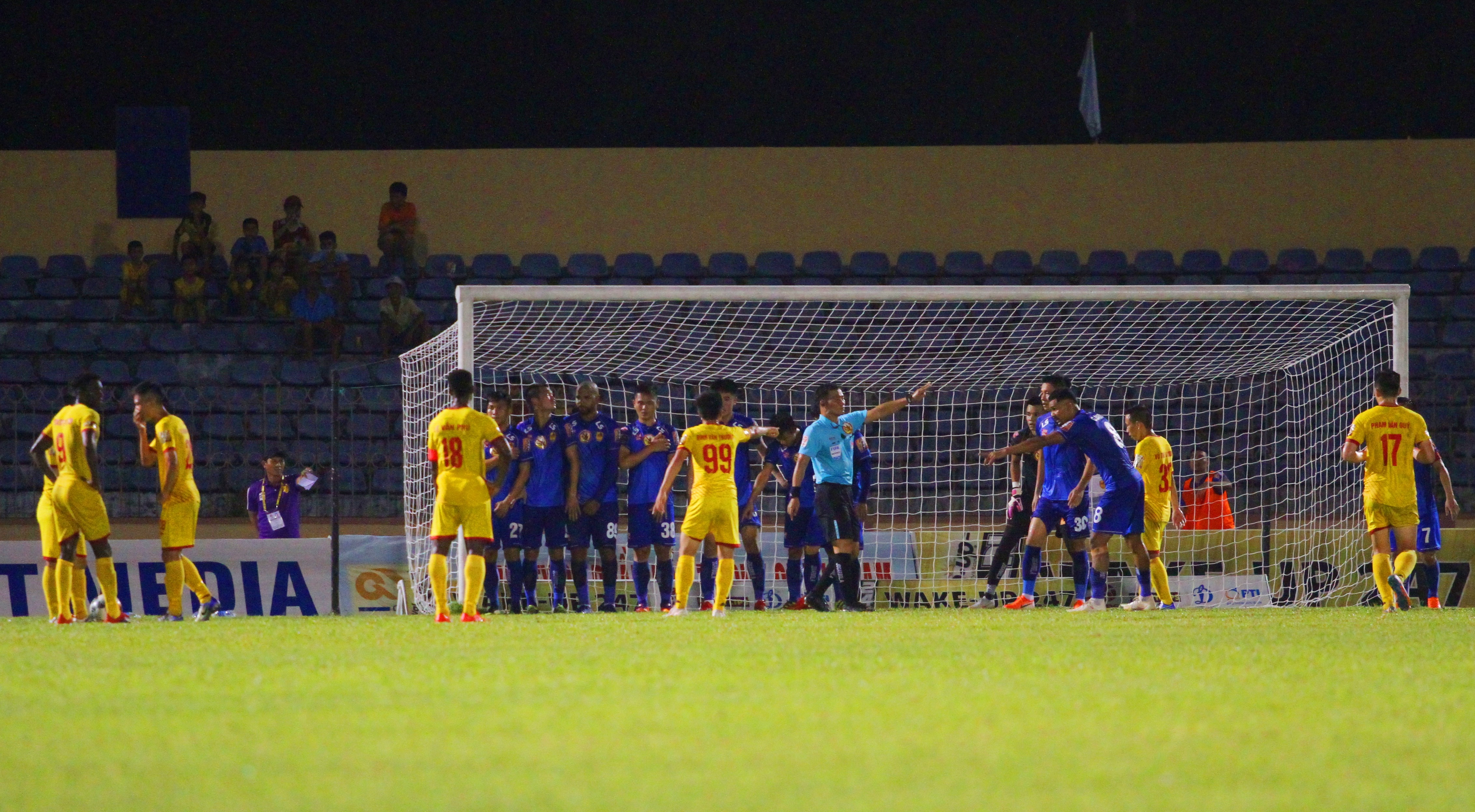 Cựu thủ môn ĐT Việt Nam khóc trong cabin khi mắc sai lầm tai hại - Bóng Đá