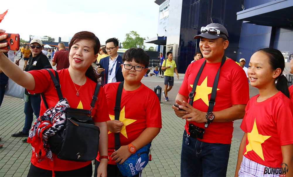 Fan Việt Nam vượt đường xa, đổ bộ Buriram 