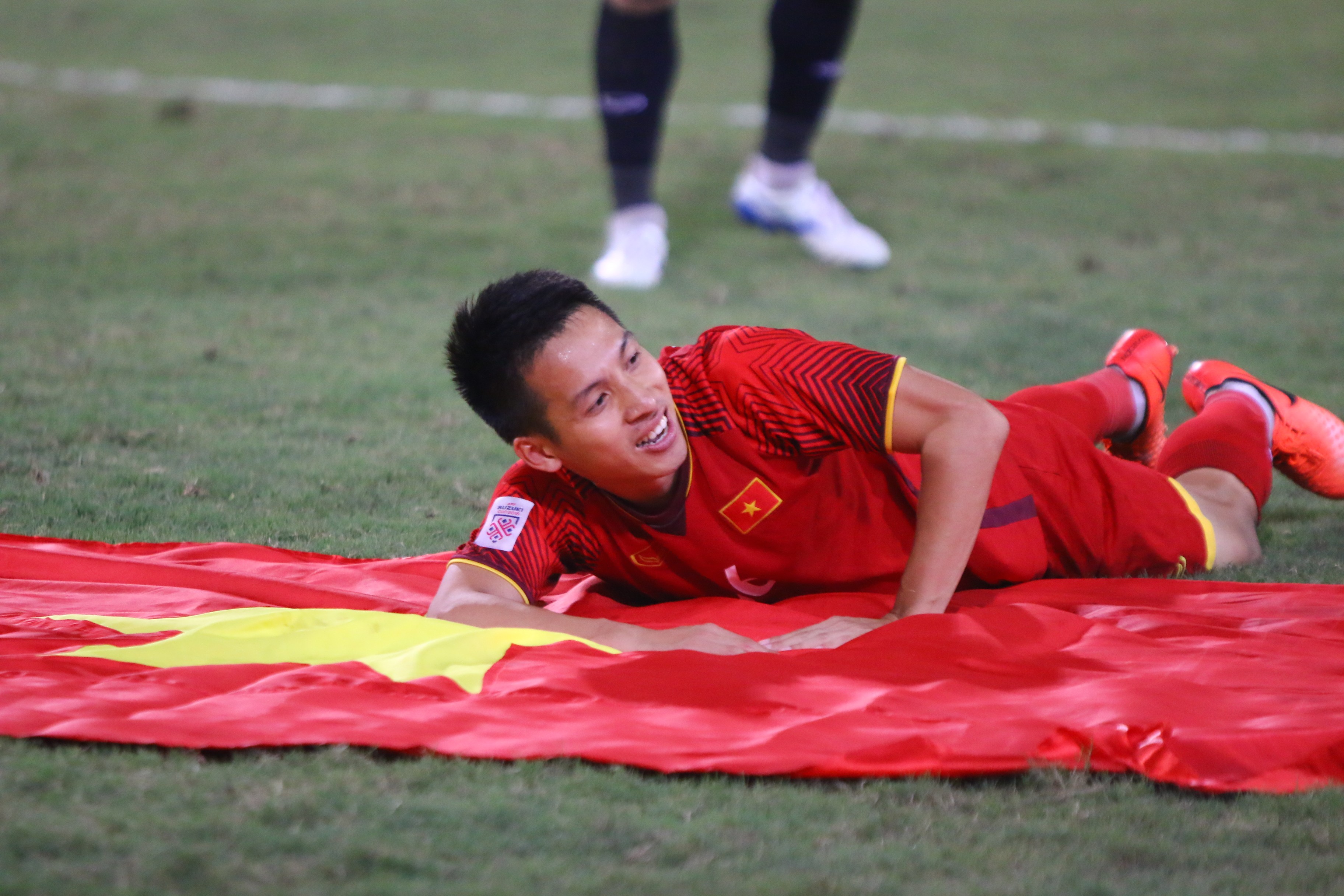 Trò cưng HLV Park Hang-seo khoe ảnh cưới đẹp lung linh - Bóng Đá