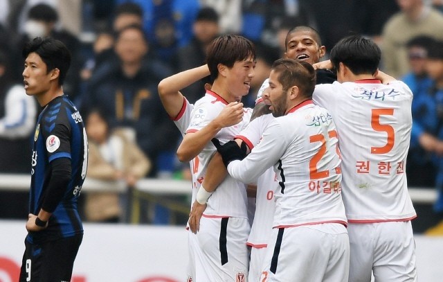 Công Phượng panenka làm sân Incheon trầm trồ - Bóng Đá