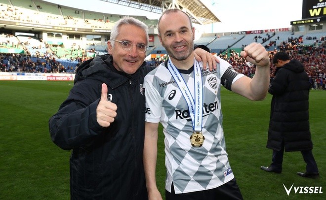 Quá điên rồ! Iniesta đoạt Siêu cúp trong trận cầu có 9 quả 11m hỏng ăn - Bóng Đá