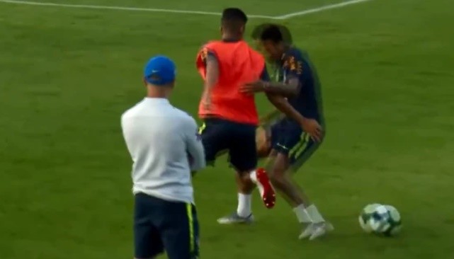 Bị xâu kim, Neymar kéo ngã Weverton trong buổi tập Brazil - Bóng Đá