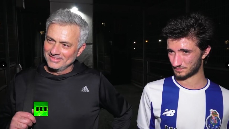 Ảnh Mourinho đá bóng cùng con trai - Bóng Đá