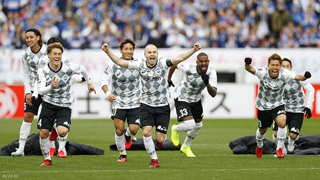 Quá điên rồ! Iniesta đoạt Siêu cúp trong trận cầu có 9 quả 11m hỏng ăn - Bóng Đá