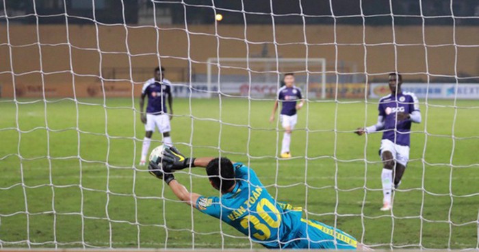 Văn Toản tiếp tục cản phá quả penalty, Bùi Tiến Dũng có lo lắng? - Bóng Đá