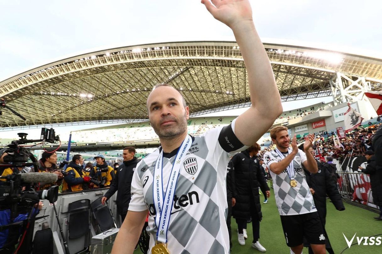 Quá điên rồ! Iniesta đoạt Siêu cúp trong trận cầu có 9 quả 11m hỏng ăn - Bóng Đá