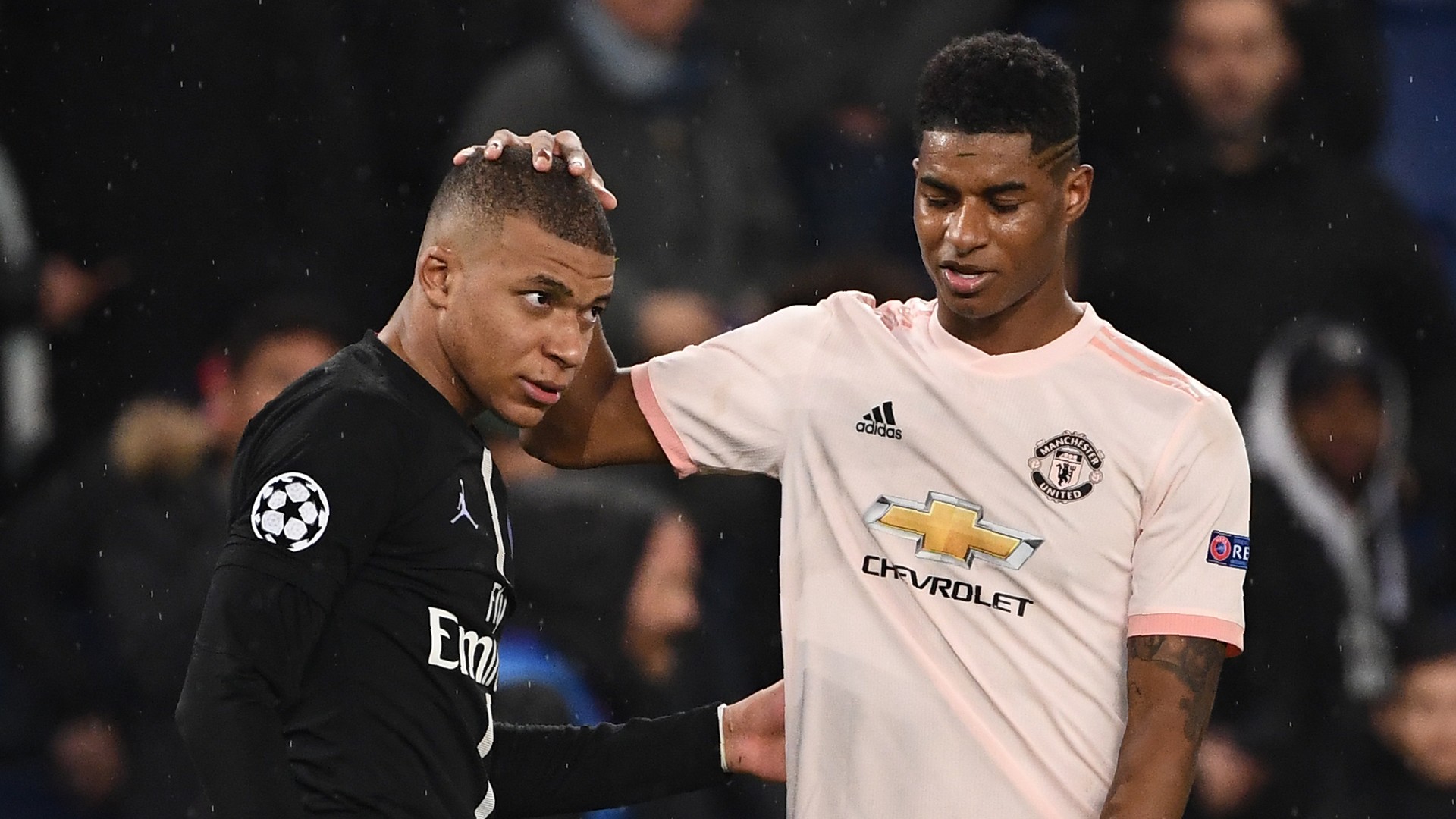 Mbappe đau đớn: 